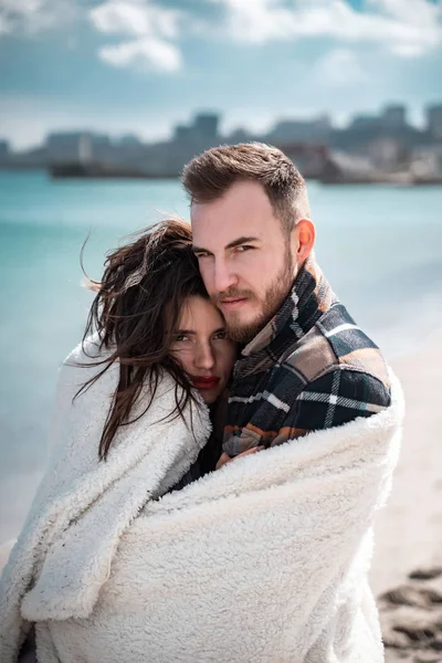 Paar steht am Strand und posiert für die Kamera — Stockfoto