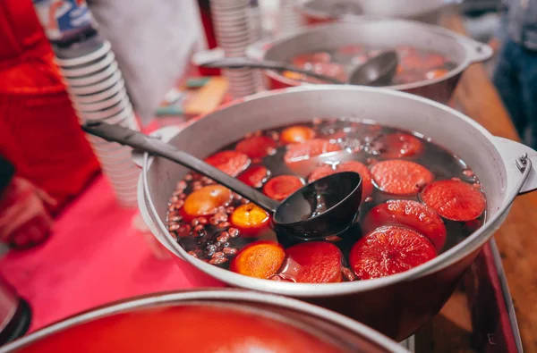 Vinho quente acabado de cozinhar na panela — Fotografia de Stock