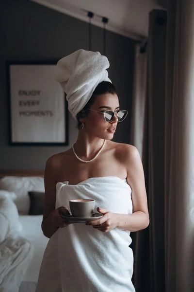 Menina envolto em uma toalha beber café — Fotografia de Stock