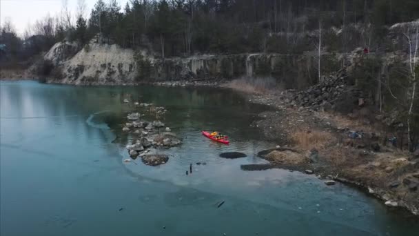 Dos hombres atléticos flotan en un barco rojo en el río — Vídeo de stock