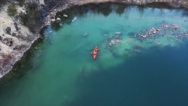 Dos hombres atléticos flotan en un barco rojo en el río — Vídeo de stock