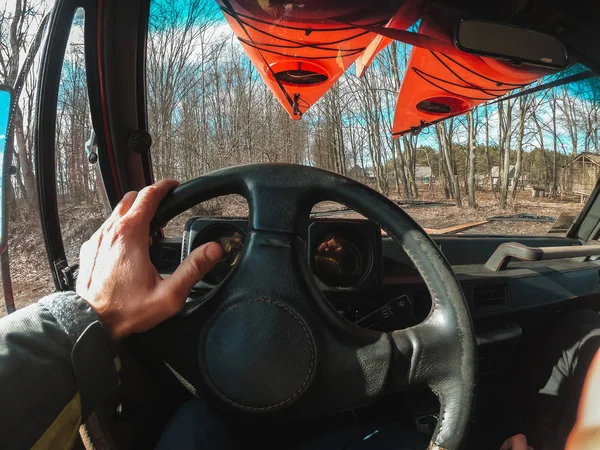 Hombre conduciendo coche suv por carretera camino del bosque. —  Fotos de Stock