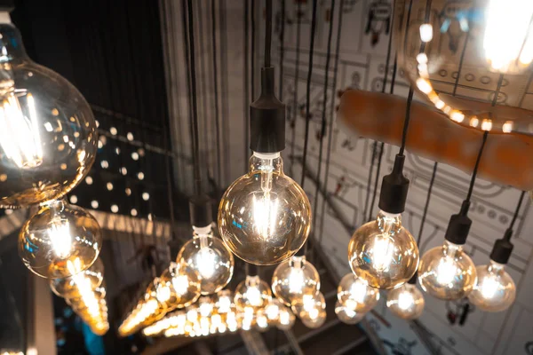 Fermer les ampoules rondes dans une pièce vintage . — Photo