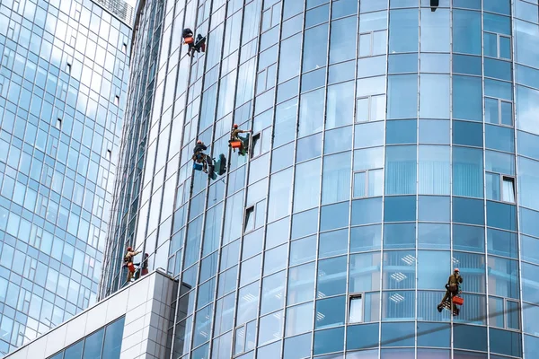 Pracowników, mycie okien w budynku biurowym — Zdjęcie stockowe
