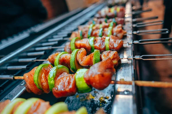 Carne y calabacín alternan en un pincho, ángulo cerrado. — Foto de Stock