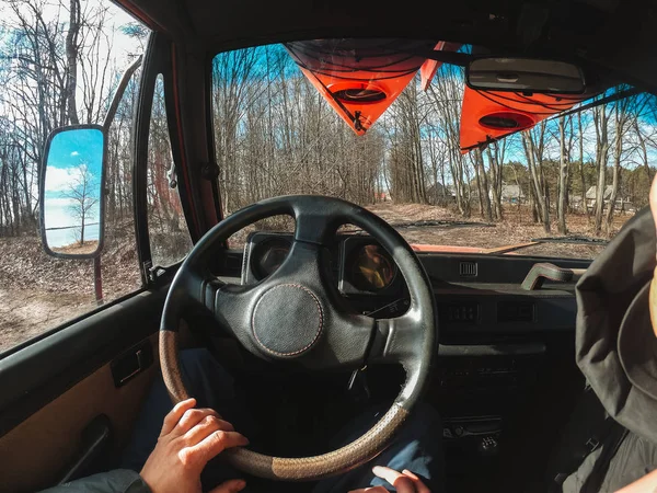 Чоловік керує автомобілем на лісовій стежці . — стокове фото