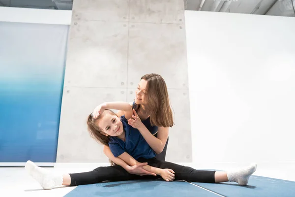 Maman et fille font des étirements avant l'exercice — Photo