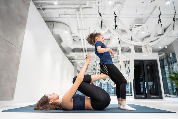 Mladá dospělá matka dělá fitness se svou dcerou — Stock fotografie