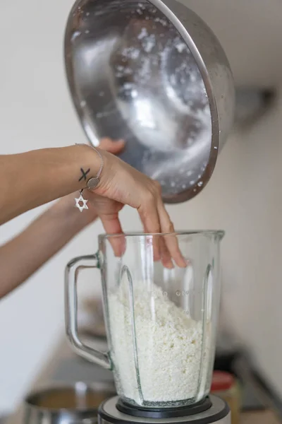 Kvinna häller keso i en mixer i köket — Stockfoto