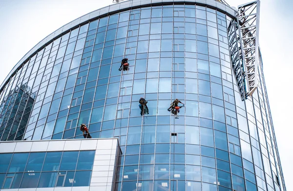 Pracowników, mycie okien w budynku biurowym — Zdjęcie stockowe