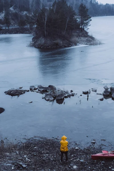 Il est au bord du lac gelé. — Photo