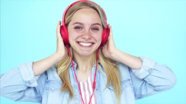 Dançando menina ouve música em fones de ouvido — Vídeo de Stock