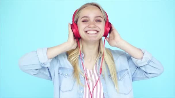 Bailarina escucha música en los auriculares — Vídeo de stock