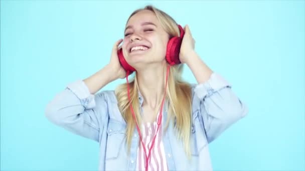 Dançando menina ouve música em fones de ouvido — Vídeo de Stock