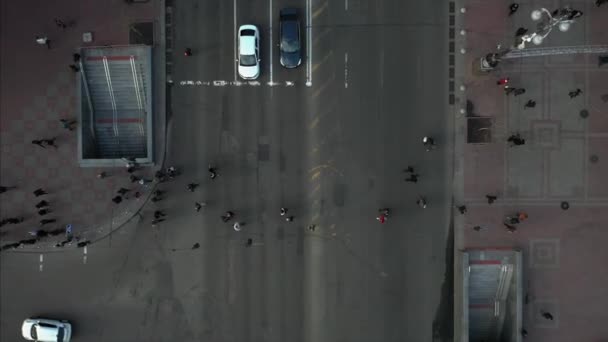 Calle de la ciudad, la gente cruza la calle, vista desde arriba — Vídeo de stock