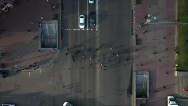Ulica miasta, ludzie przejść przez ulicę, widok z góry — Wideo stockowe