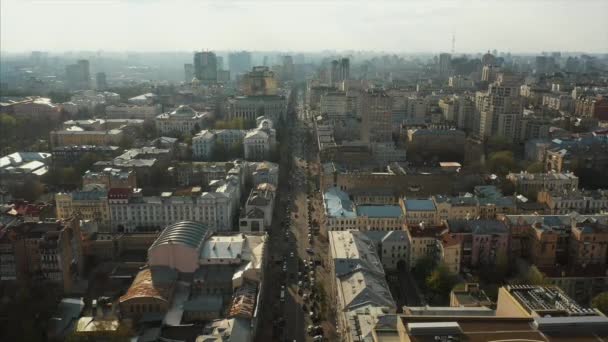 Kiev kentinde Bohdan Khmelnytsky sokakta trafik — Stok video