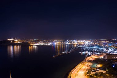 Gece şehir limanının havadan görünümü.