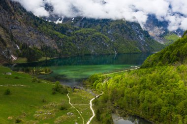 Yeşil çayırları ve pastoral turkuaz Gölü Oberer ile doğal dağ panoraması