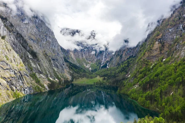 Escénico panorama de montaña con prados verdes e idílico Lago Oberer de color turquesa —  Fotos de Stock