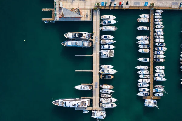 Bovenaanzicht van de haven met veel boten — Stockfoto