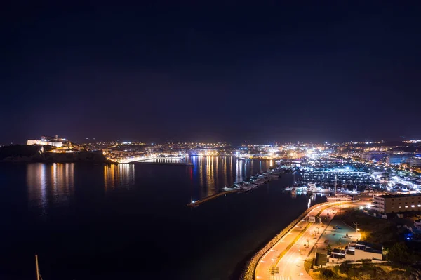 Vista aérea del puerto de la ciudad por la noche . — Foto de Stock