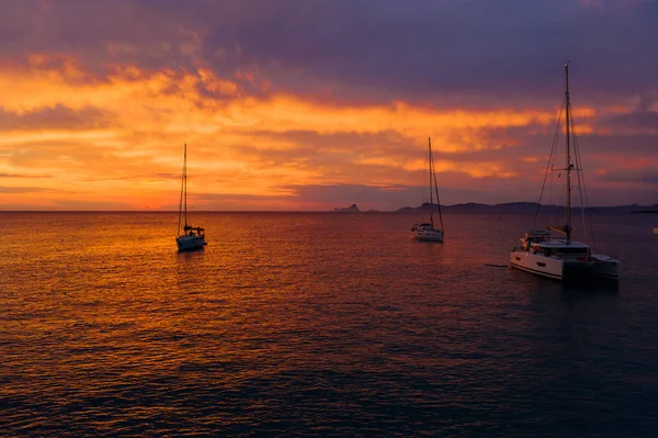 Vue aérienne depuis drone sur les bateaux expédiant en mer, coucher de soleil — Photo