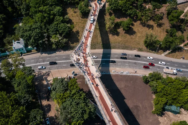Widok z lotu ptaka na nowy most dla pieszych z góry — Zdjęcie stockowe