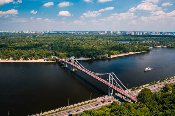 Ponte pedonal em Kiev através do rio — Fotografia de Stock