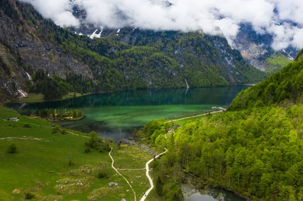 Naturskönt fjäll Panorama med gröna ängar och idyllisk turkos sjö Oberer — Stockfoto