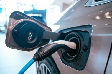 Şarj olan bir elektrikli arabaya güç kaynağı takıldı..