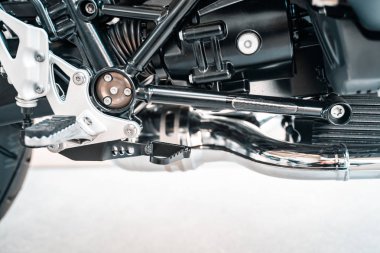 Dükkanda yeni motosiklet kırpılmış görüntü.