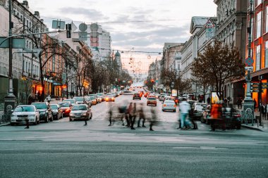 KIEV, UKRAINE - 14 Nisan 2019: Kiev sokaklarının gece görüşü. Şehir yaygarası. Bogdan Khmelnitsky Caddesi