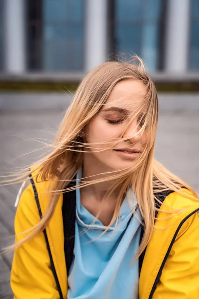 아름다운 젊은 금발의 여자 에 the 거리, 포즈 와 바람 에 그녀의 머리 — 스톡 사진