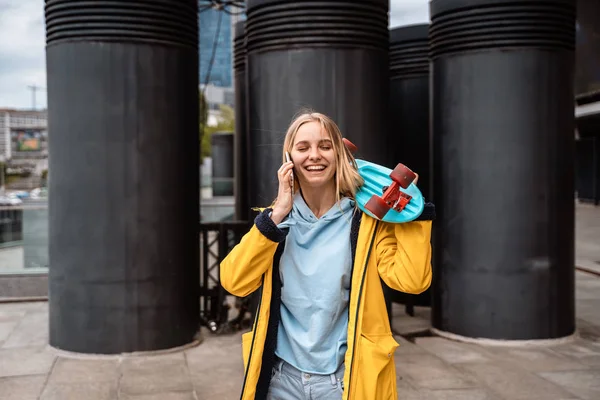 Belle fille appelle par téléphone, heureux souriant parler sur smartphone . — Photo