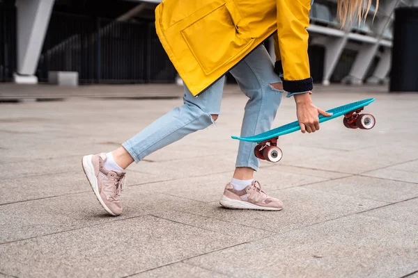 Gençler şehirde kaykay sürerler. Gençlik kültürü