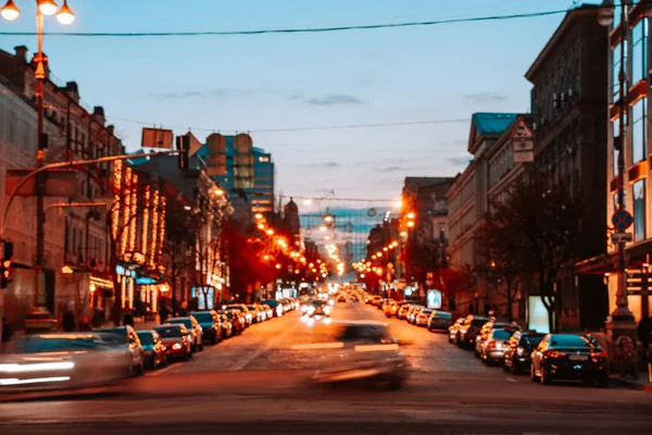 KIEV, UKRAINE - 14 Nisan 2019: Kiev sokaklarının gece görüşü. Şehir yaygarası. Bogdan Khmelnitsky Caddesi — Stok fotoğraf