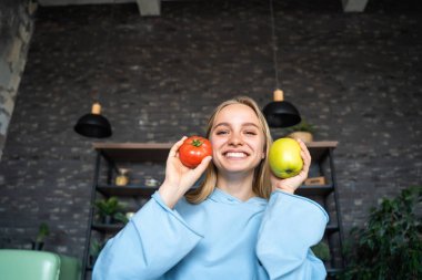 Güzel genç kız mutfakta poz veriyor.