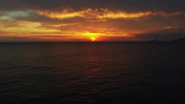 Luchtfoto van drone op boten scheepvaart in zee, zonsondergang — Stockvideo