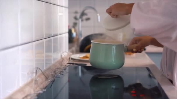 Modern mutfakta sıcak tencere ve buhar — Stok video