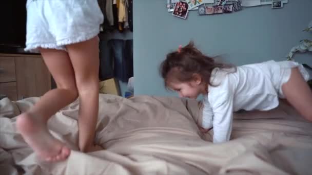 Onnellinen pikkutytöt makaa takaisin ylhäältä näkymä sisaret — kuvapankkivideo