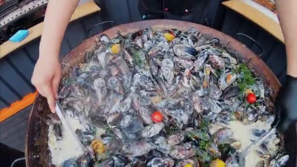 大きな鍋でムール貝を準備するプロセス. — ストック動画