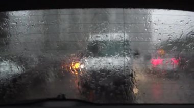 Trafik görüntülerinde araç camına yağmur damlası.