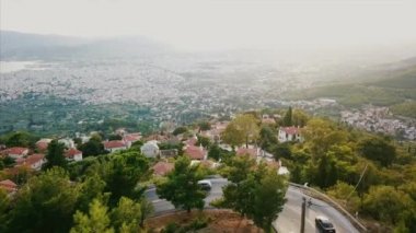 Yüksek dağlardan kıyı kenti görüntülemek.