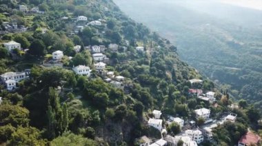 Yamaçtaki Yunan evleri, havadan görünüm