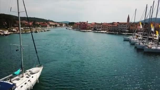 Luftaufnahme von oben weißer Luxusjachten in der Bucht. — Stockvideo