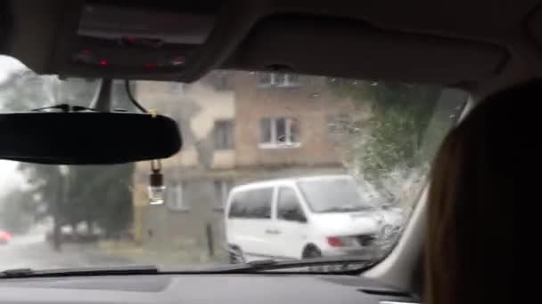 Trafik görüntülerinde araç camına yağmur damlası. — Stok video