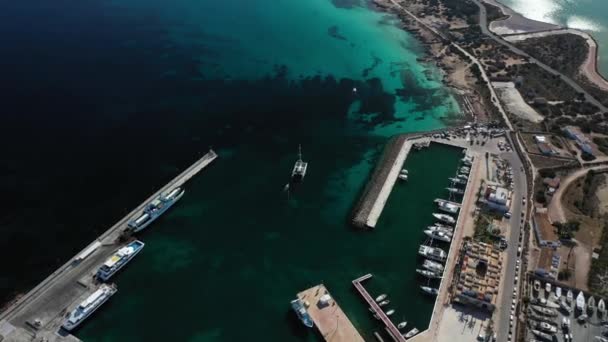 Schöner Blick auf die Bucht mit Yachten aus der Luft — Stockvideo