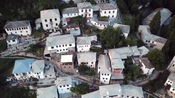 Casas griegas en la ladera, vista aérea — Vídeos de Stock