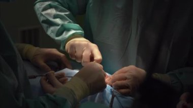 Cerrah ve burnuna estetik ameliyat asistanı